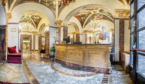 Des Epoques Hotel, Reception