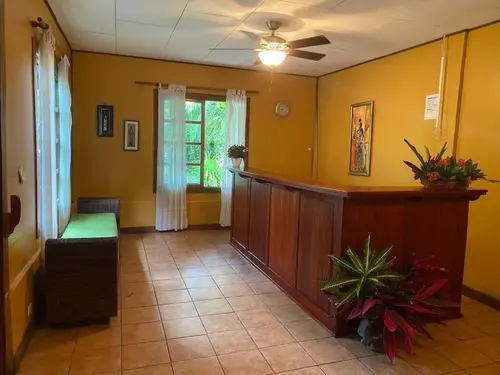 Miss Junies Lodge, Lobby