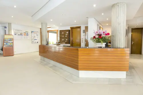 Aparthotel Flora, Reception