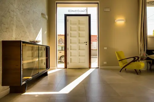 Il Gallo Bianco, Lobby