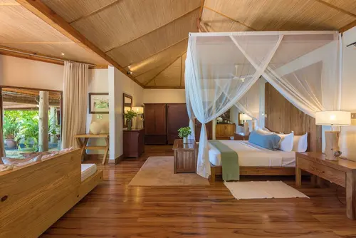 Denis Private Island, Room