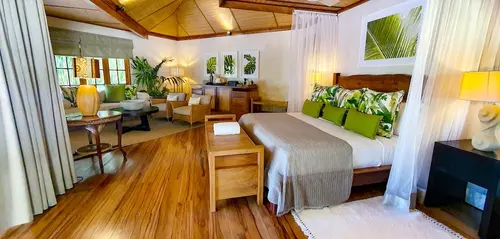 Denis Private Island, Room