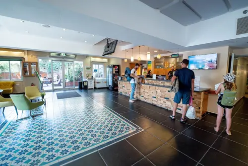 Abraham Tel Aviv, Reception