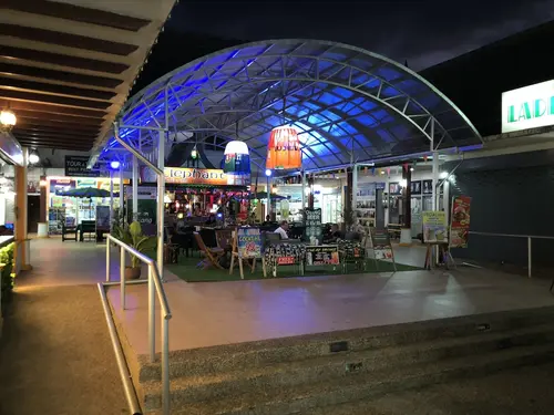 Merlin Plaza Apartments, Bar (on property)