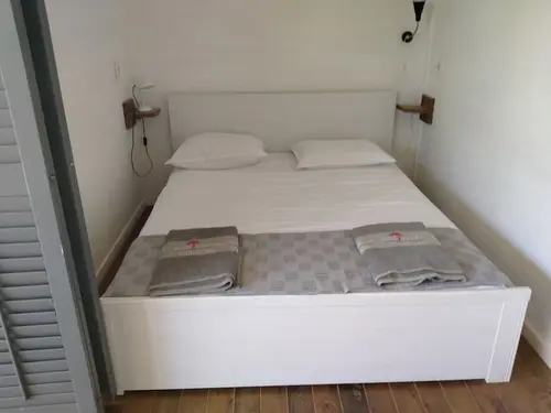 Red Palm Village, Room