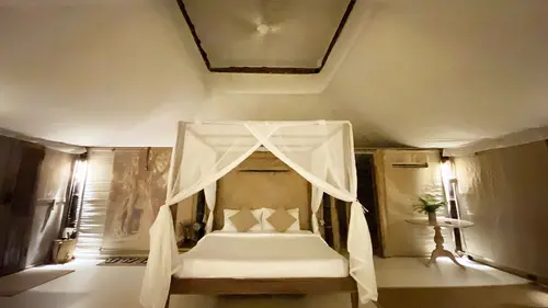 The Beige, Room