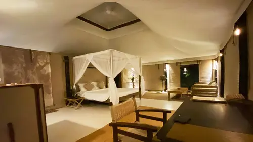 The Beige, Room
