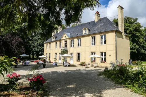 Château de Bellefontaine, Front of property