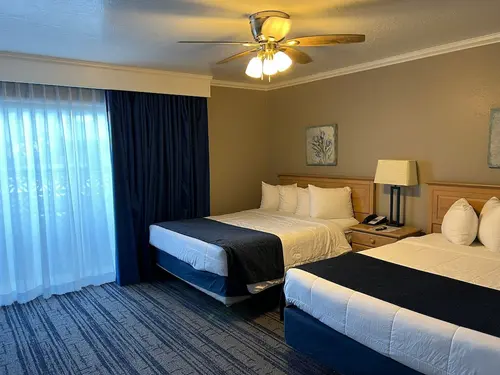 Lamp Liter Inn, Room