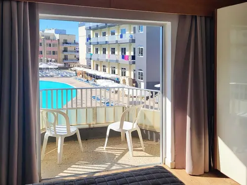 Topaz Hotel, Room