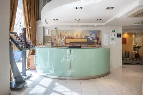 Golden City Hotel, Reception