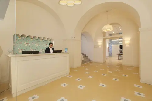 Unconventional Hotel Sorrento, Reception