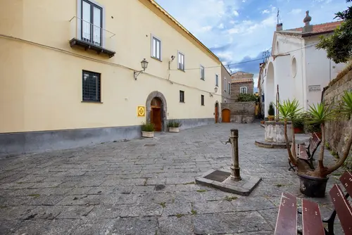Unconventional Hotel Sorrento, Front of property