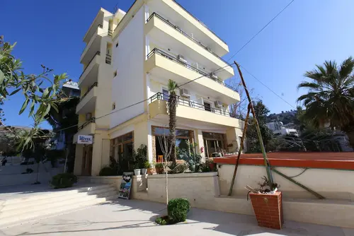Hotel Real, Primary image