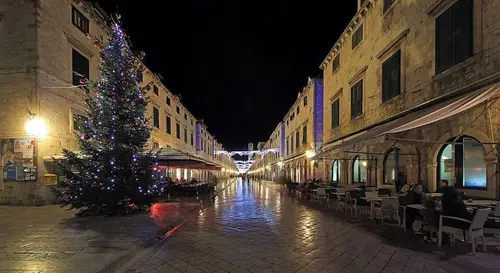 Nikola Apartments, Point of interest