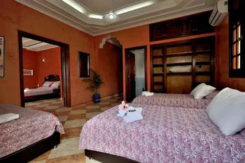 Lhostel, Room