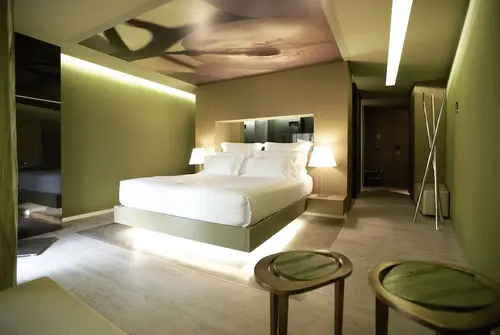 The Vine, Room