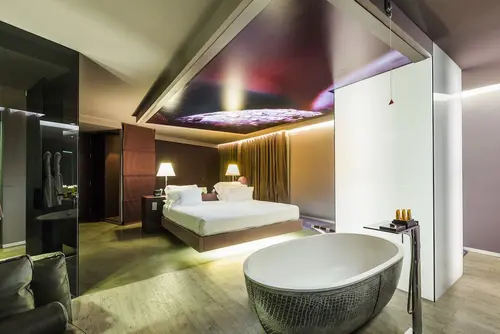 The Vine, Room