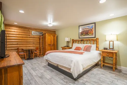 Pioneer Lodge, Room
