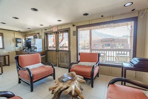 Pioneer Lodge, Lobby