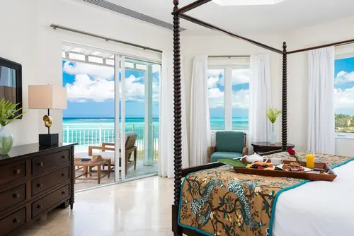 West Bay Club, Room