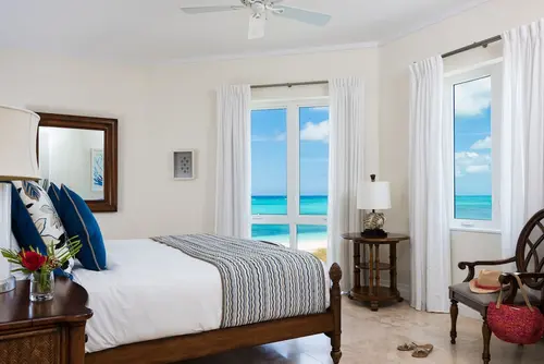 West Bay Club, Room