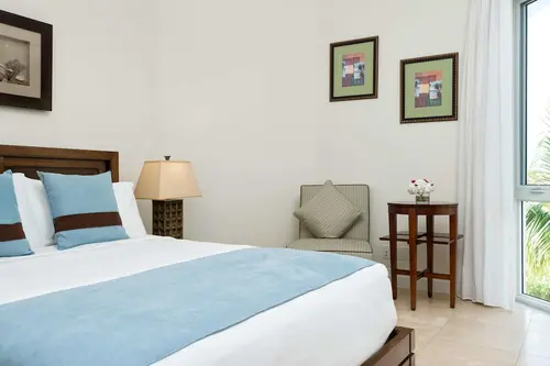 West Bay Club, Room
