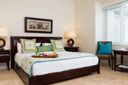 West Bay Club, Room