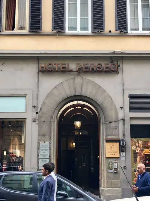 Il Perseo, Front of property