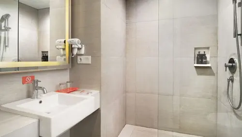 HARRIS Hotel Kuta Galleria - Bali, Bathroom
