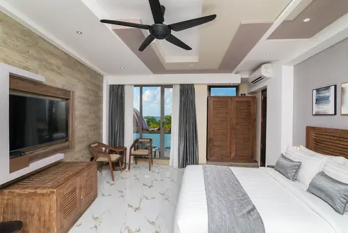Samann Grand, Room