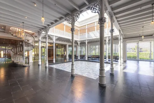 Ramada Plaza by Wyndham Chao Fah, Interior entrance