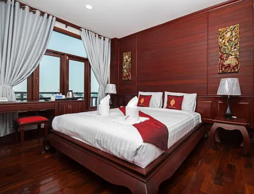 Manorom Chateau Hotel, 