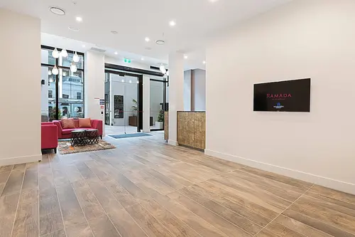 Ramada Suites By Wyndham Victoria Street West, Lobby