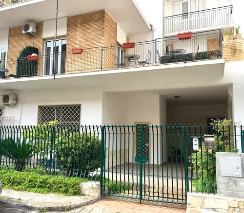 Rudiae Boutique, Front of property