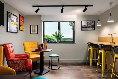 Super 8 by Wyndham Durham, Lobby sitting area