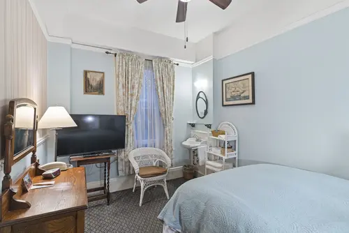 Golden Gate Hotel, Room