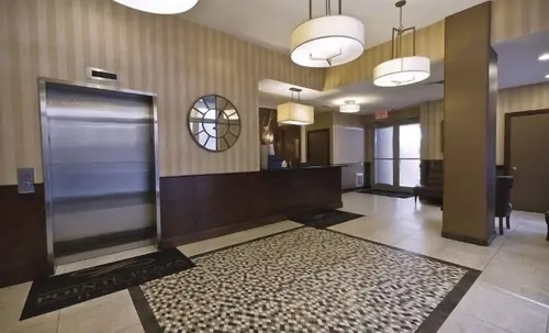 Pointe Plaza Hotel, Reception