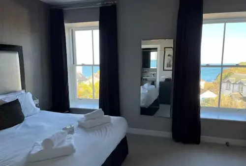 The Llawnroc, Room