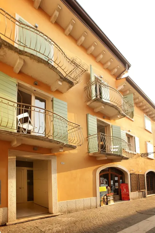 Mariposa Apartments, Exterior