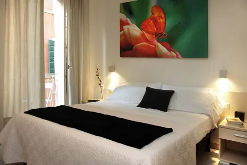 Mariposa Apartments, Room