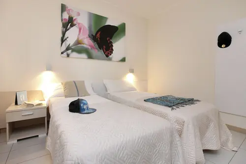 Mariposa Apartments, Room