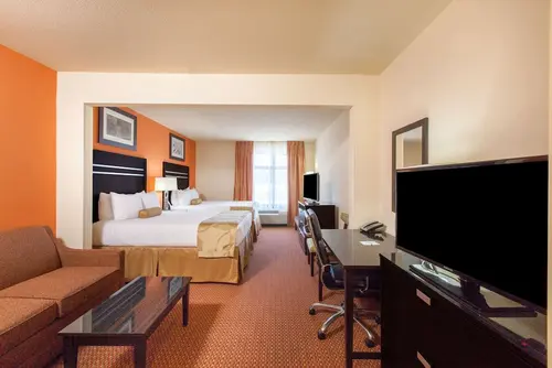 La Quinta Inn & Suites by Wyndham Tulsa Midtown, Room