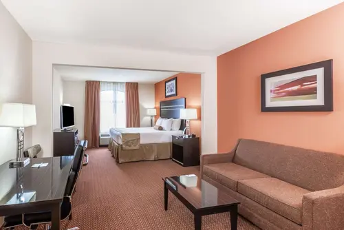 La Quinta Inn & Suites by Wyndham Tulsa Midtown, Room