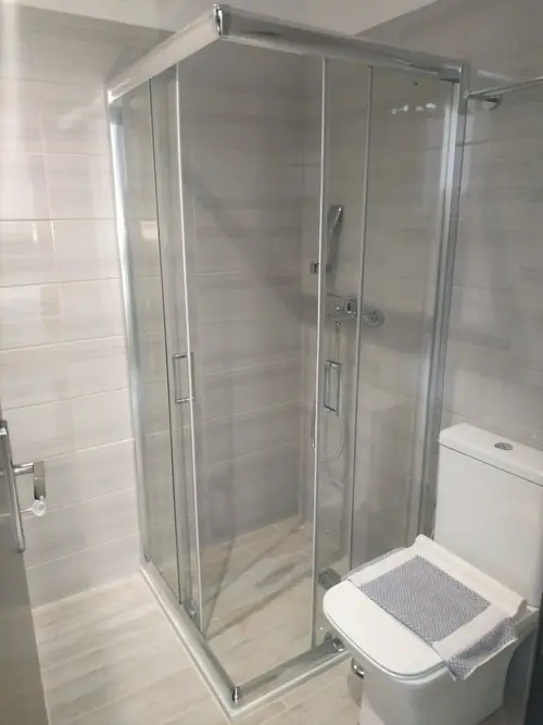 Evita Asty, Bathroom shower