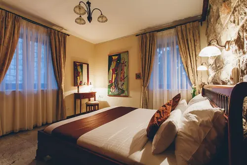 Carrubba, Room