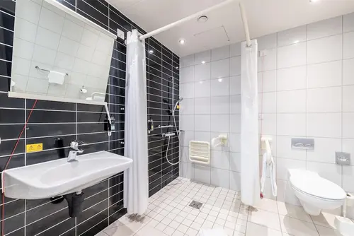 Premier Inn Heidelberg City Centre, Accessible bathroom