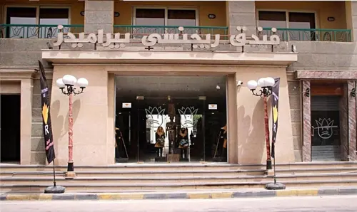 Regency Pyramids, Interior entrance
