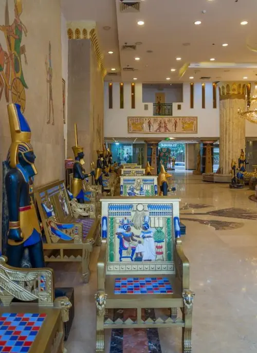 Regency Pyramids, Lobby