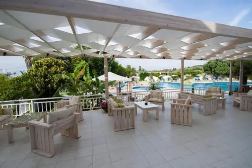 Happy Days Hotel, Property grounds
